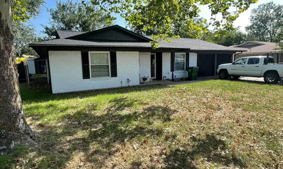 Professional roofing crew working on a residential roof in Los Fresnos